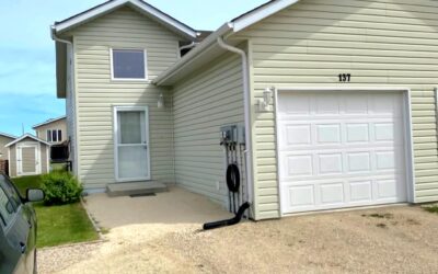 137 Ellice – 2 bdrm SxS w/garage